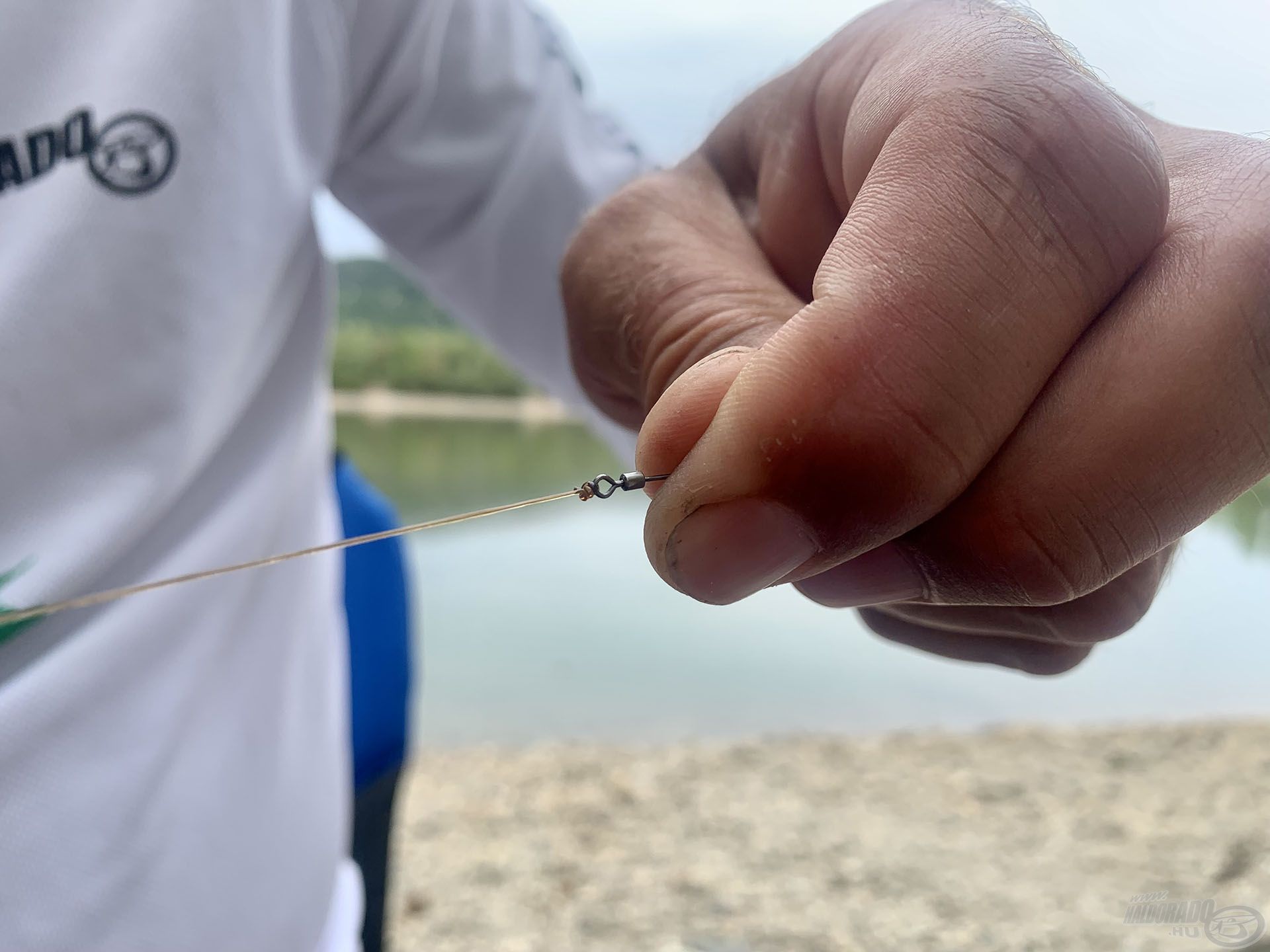 A csomókat minden esetben jól meg kell húzni, nehogy a gumi később, fárasztás közben csússzon szét!