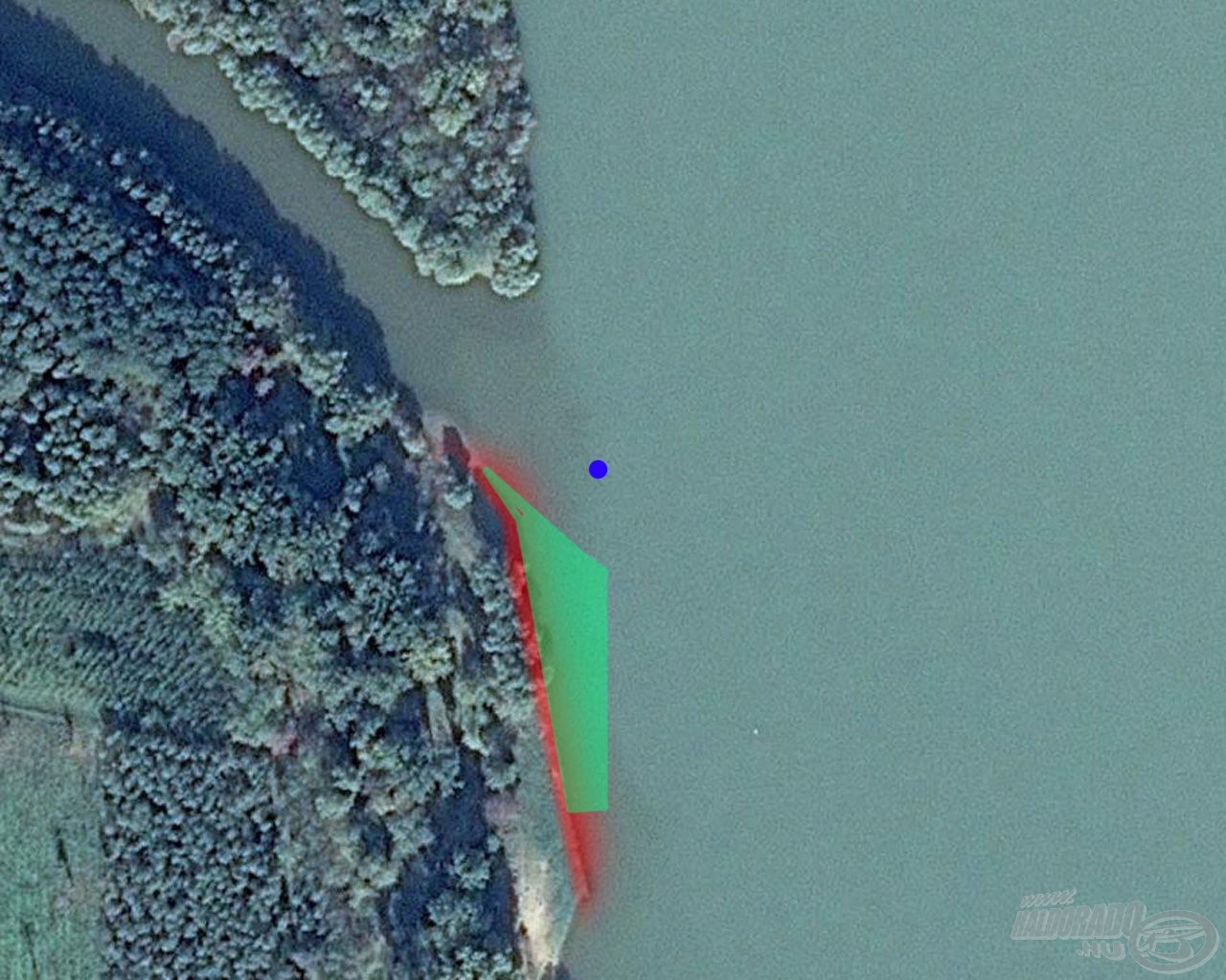 A piros terület a megfelelő kövezés volt, a kék pötty a hajónk, a zöld szakasz volt az a rész, ahol volt esély letenni a 28 grammos jiget, ennél bentebb a folyó közepe felé esélytelen volt