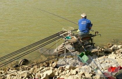 Láda sok tartozékkal, plusz még egy kiegészítő stéggel a nagyobb stabilitás érdekében