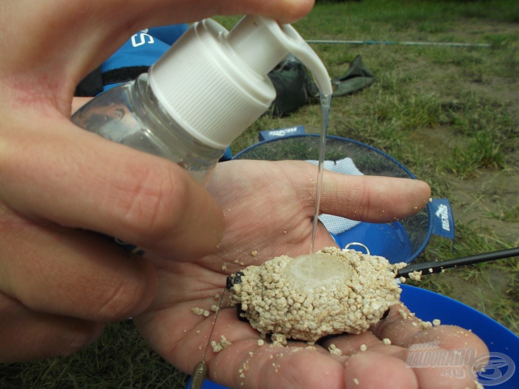 A csali helyes felkínálása elengedhetetlen a sikerhez! Először helyezzük a SpéciCornt a csalitüskére, majd töltsük meg a bordákig a Method Flat Feeder kosarat, ezután jöhet a sűrű aroma…