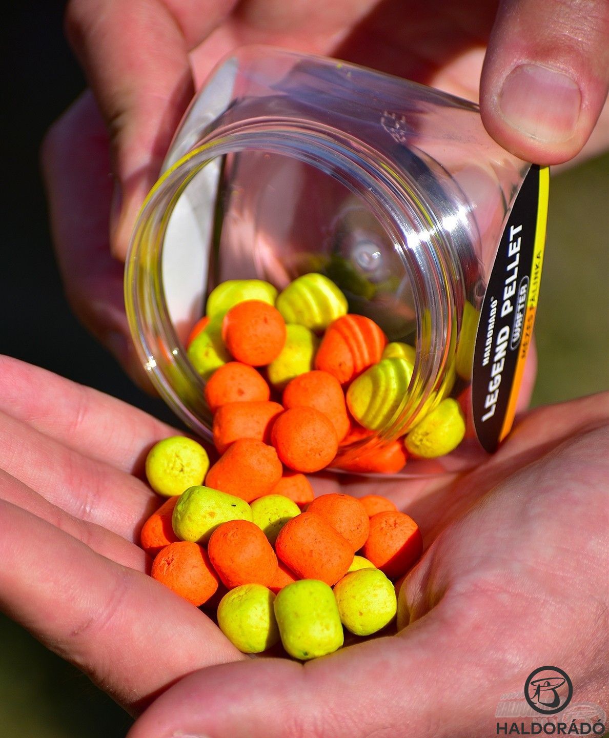 12 és 16 mm-es méretekben található meg ez a pellet a dobozban, valamint fluo citrom + narancssárga színekben