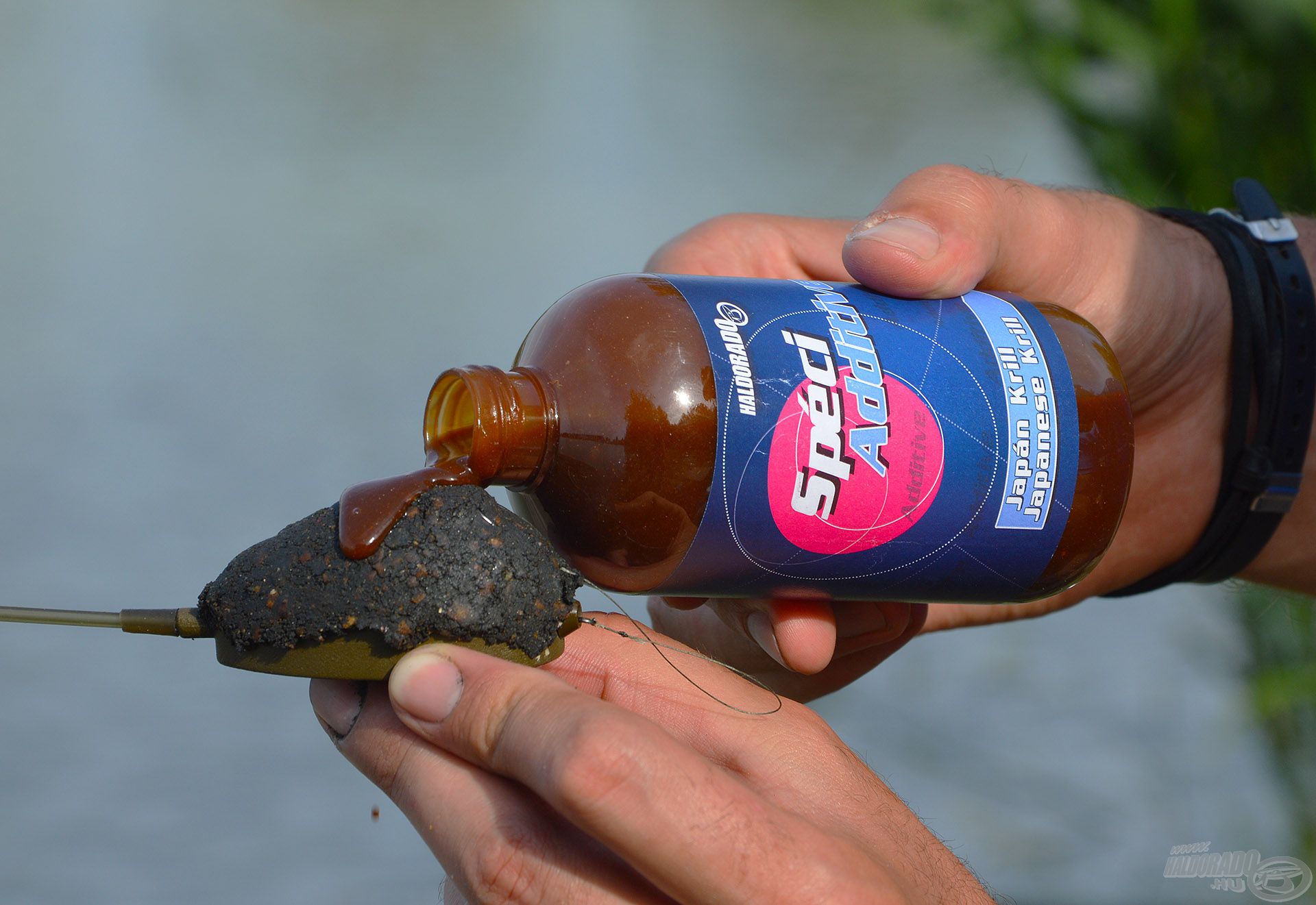 A SpéciAdditive Japán Krill tökéletesen használható az etetőanyagba keverve, illetve a megtöltött kosár tetejére öntve, felületi extra aromásításhoz is