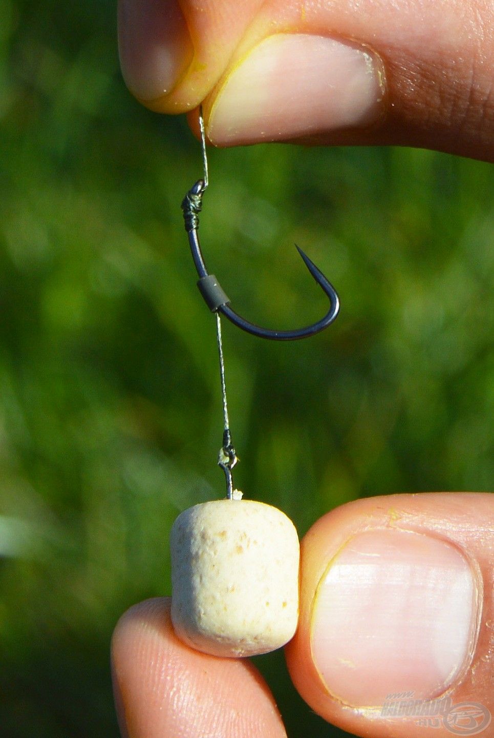 Csalitüskén felkínálva a legegyszerűbb és leghatékonyabb a használata. Méretben tökéletes hozzá a Gardner Covert Dark Mugga 8-as horog, valamint a 10 mm-es normál Csalitüske