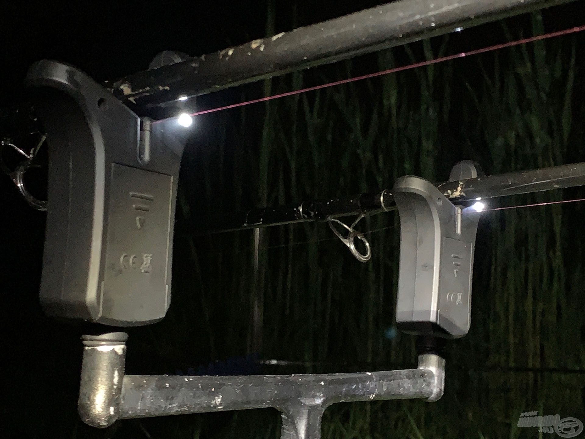 … az éjszakai horgászatot, merthogy ehhez lett tervezve! Az egyik ilyen a jelző hátsó oldalába épített LED, mely a feederspicceket világítja meg