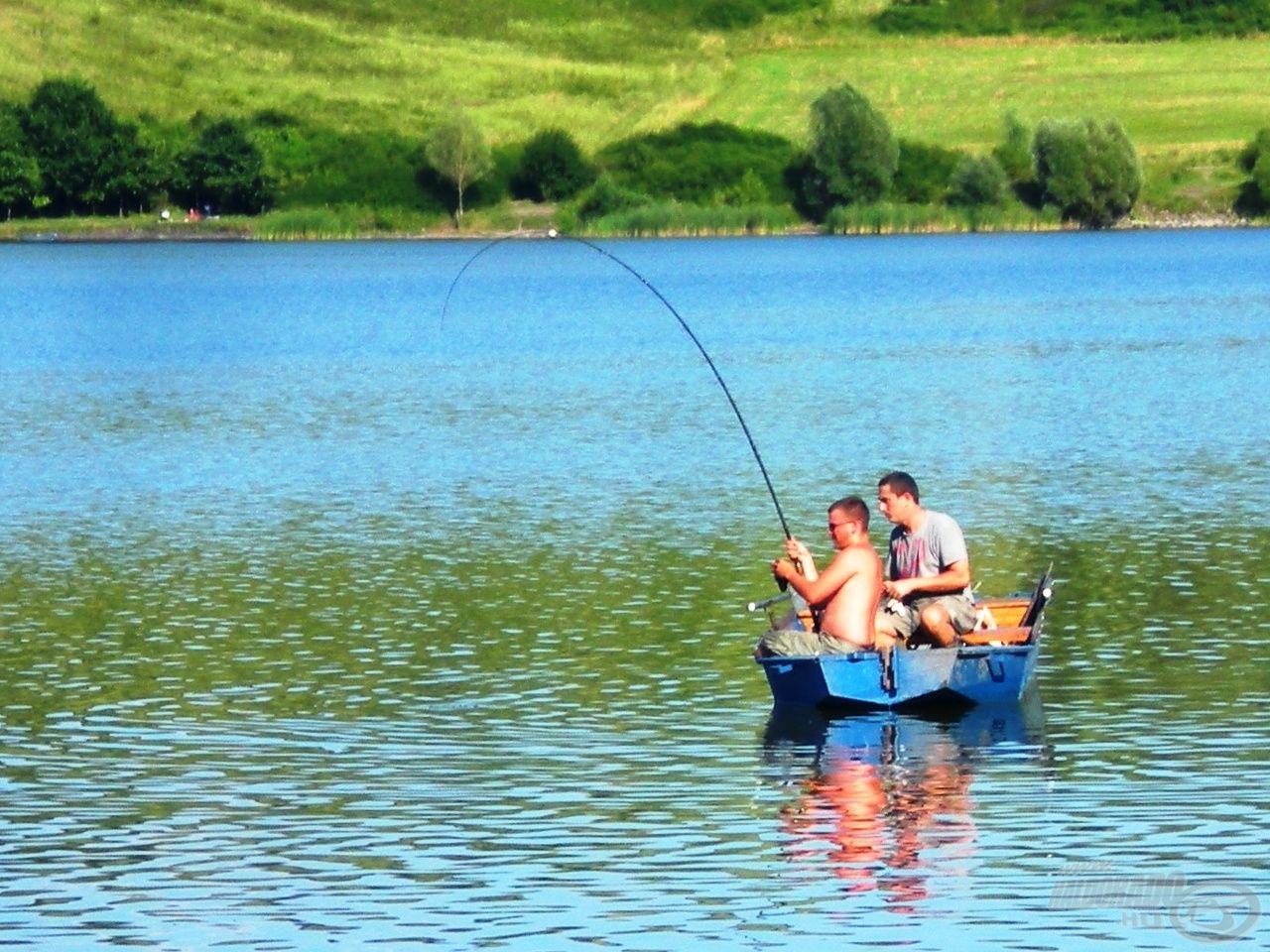 Innen még úgy háromnegyed órát ücsörögtem a parton és figyeltem a szilajnak nem mondható küzdelmet