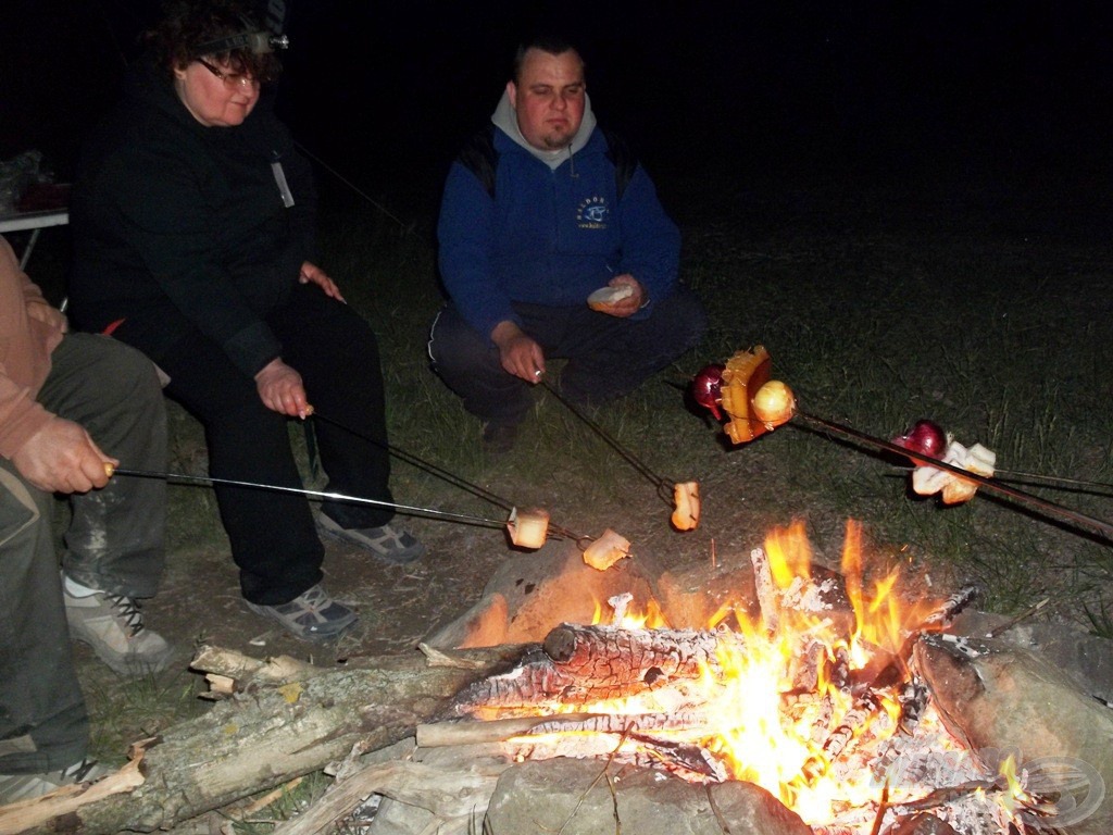 Egy kis esti sütögetős, beszélgetős pihenő