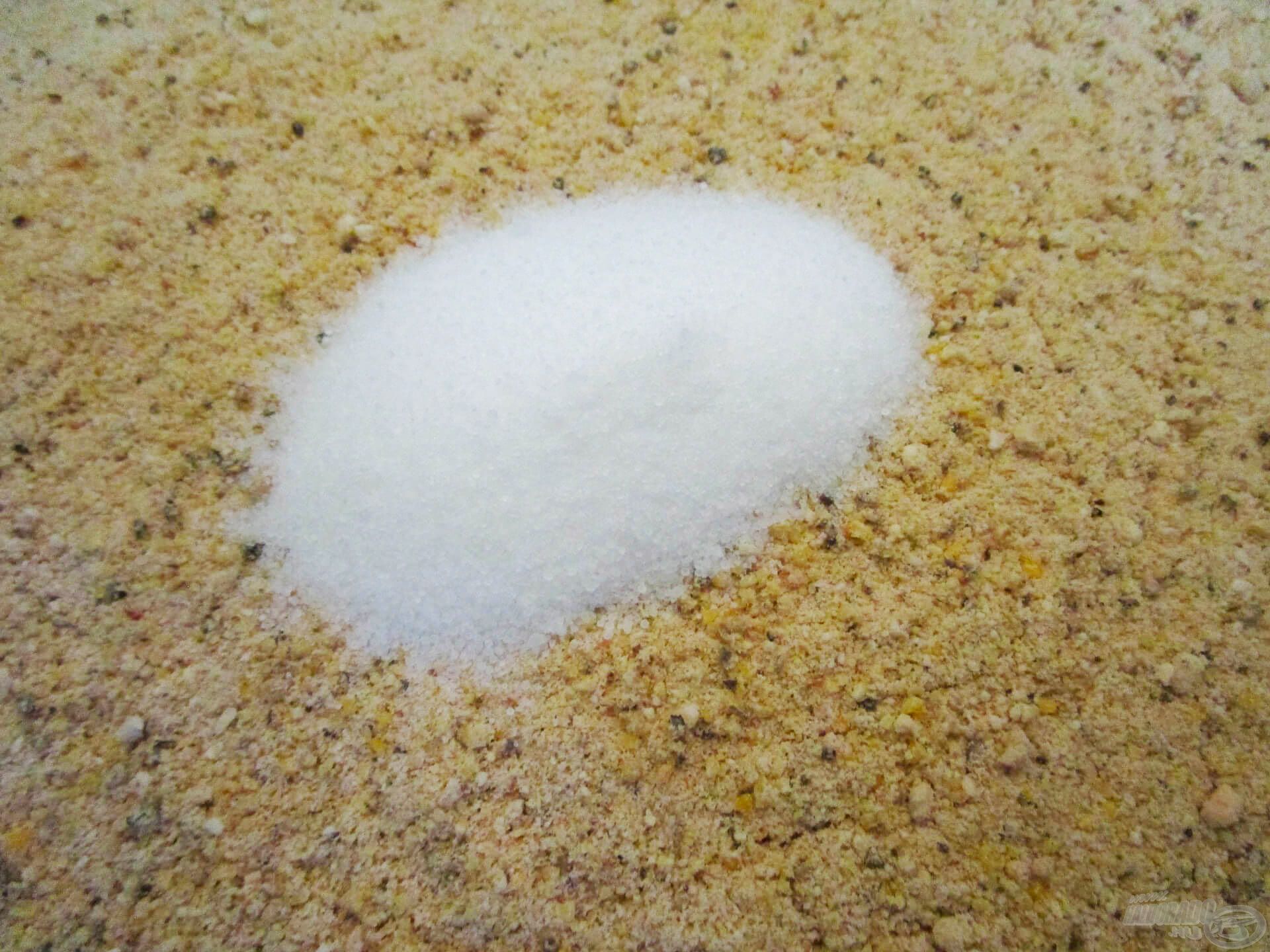 Ezúttal sem maradhatott ki a só! A nyári időszakban érdemes 1 kg etetőanyaghoz 1 evőkanál sót adni