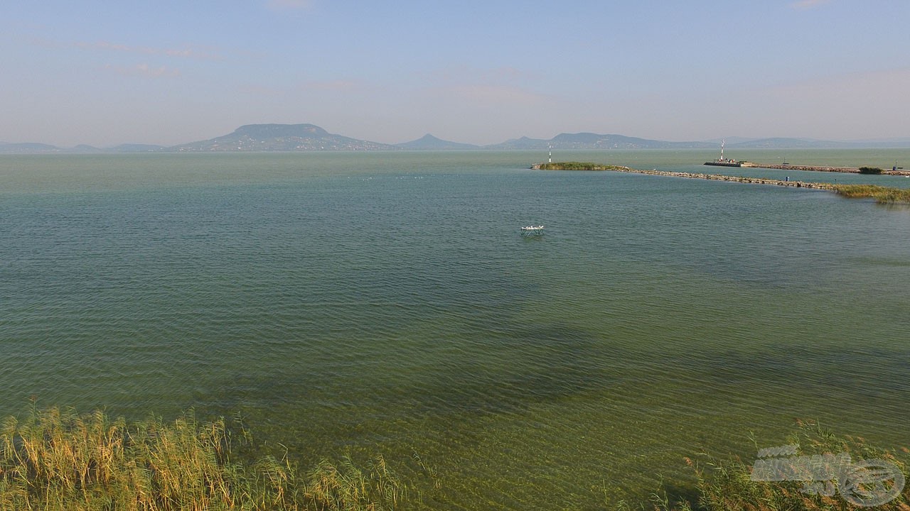 A Balaton csodálatos szépsége minden alkalommal ámulatba ejt, valahányszor csak látom, azonban amilyen lenyűgöző, gyakorta olyan szeszélyes és kiszámíthatatlan is. Ami a partról csupán alig érezhető légmozgásnak tűnik…