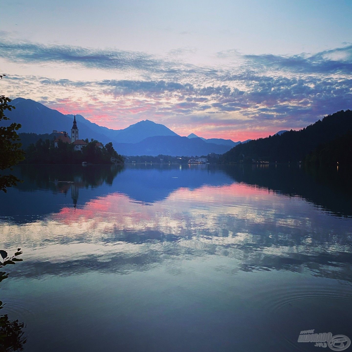 A hajnal már a vízparton talált