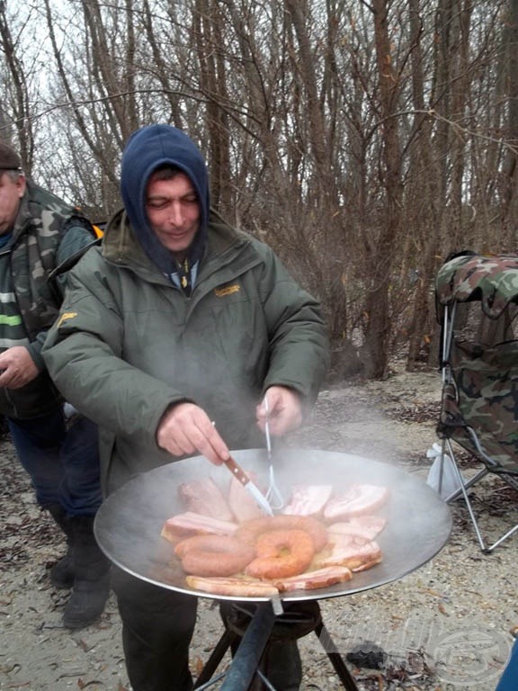 „Teccék, teccék, fino málácusi, kutáusi!” „De Misó, kutyát nem szabad enni!” „Ákó cirkeusi…”