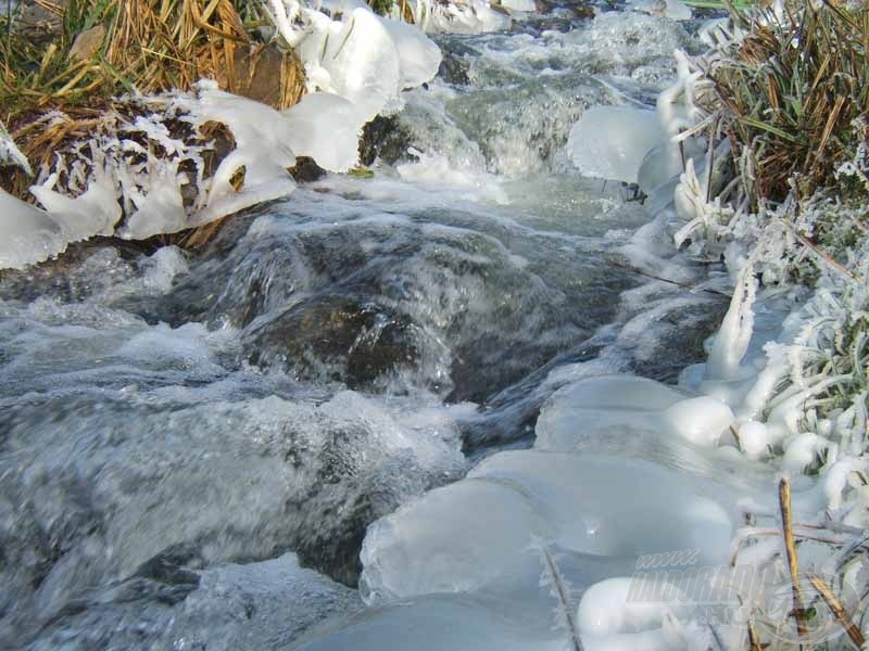 A patak széle azért elárulja, hogy kemény a tél