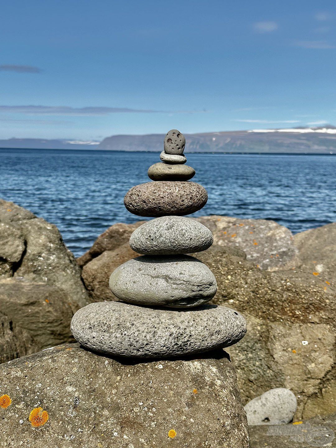 Izlandra tökéletesen jellemző rideg kép: kő és tenger
