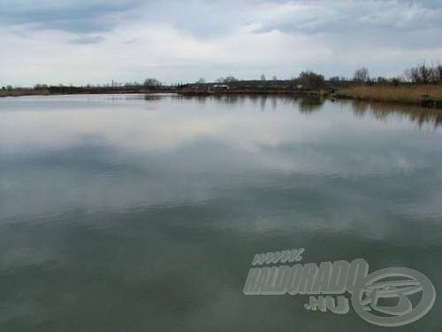 A gyönyörűen kialakított mesterséges tó