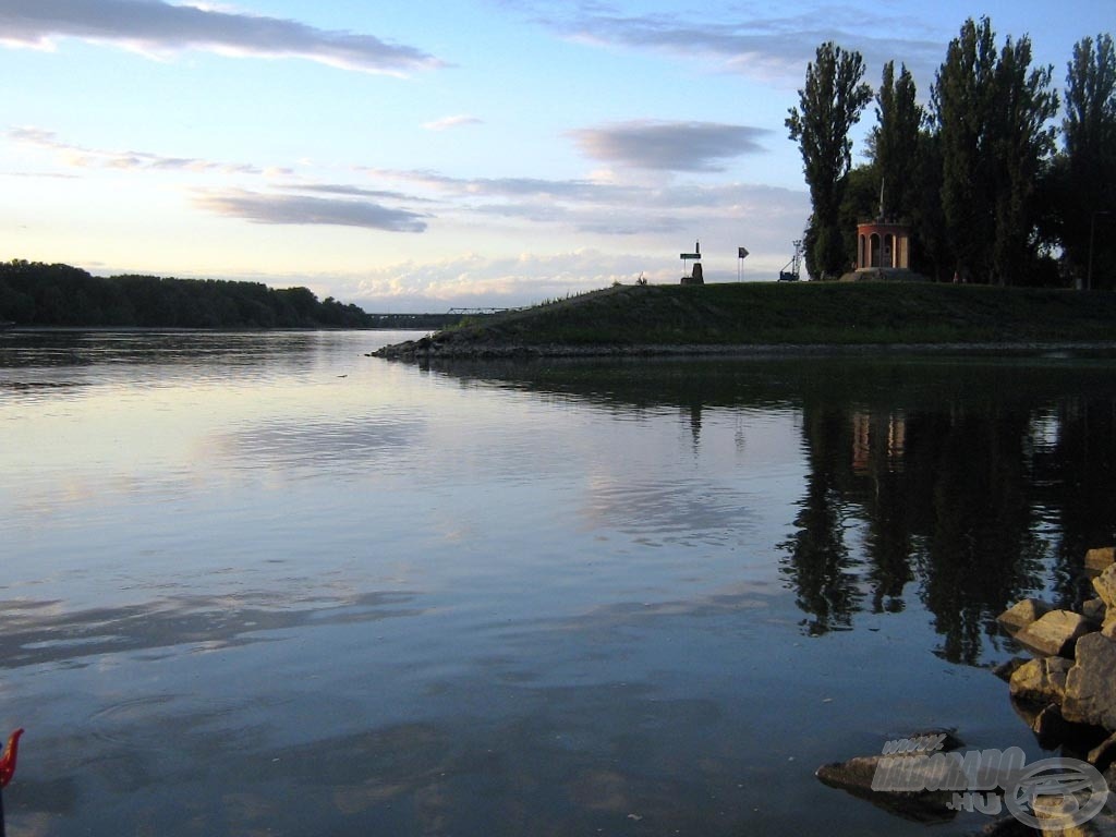 A Türr emlékmű a horgászhelyről nézve, távolban a Türr István híddal