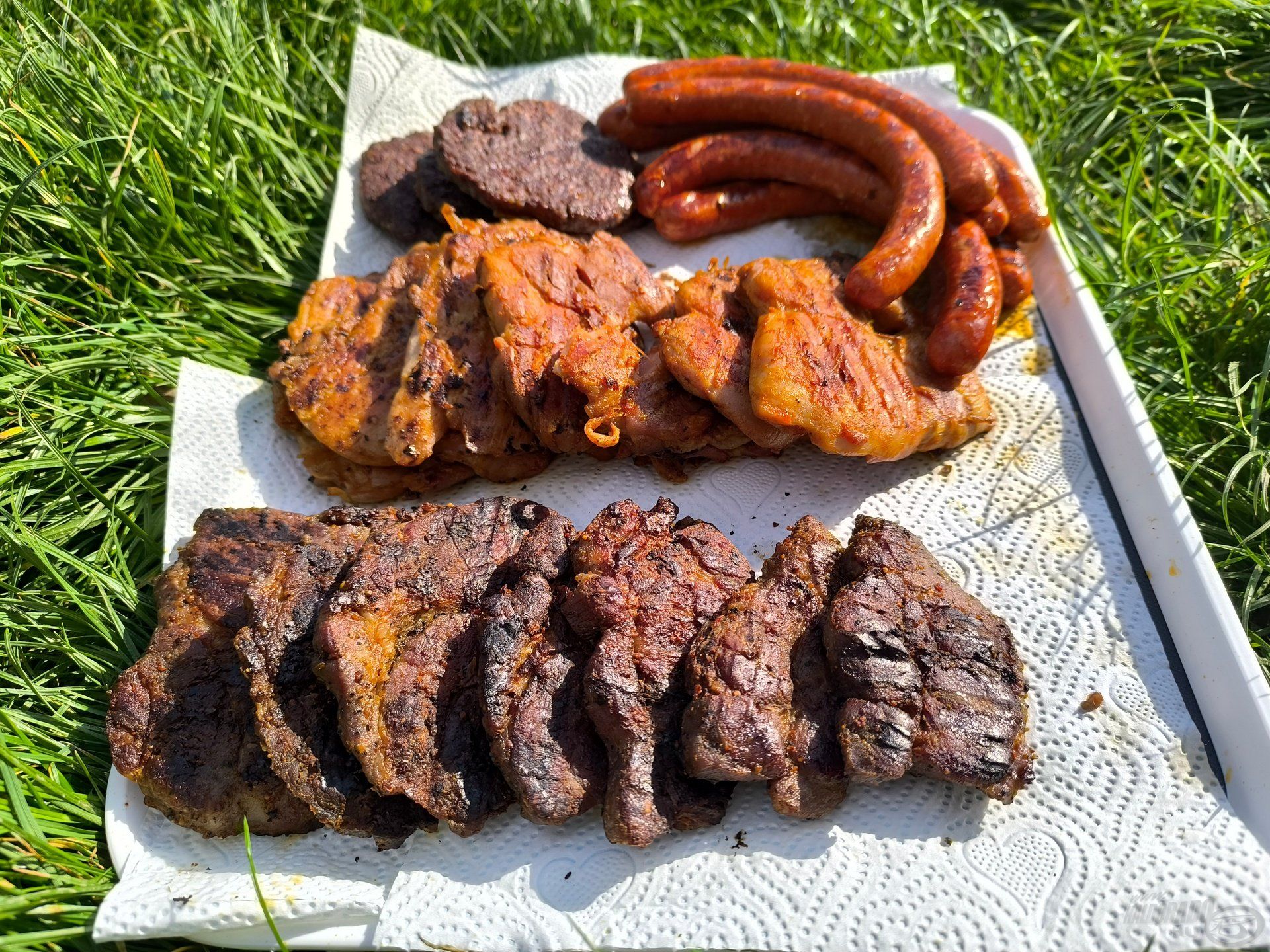 Hagyomány már nálunk a grillen sült hús. Finomabbnál finomabb falatok készültek Novák Dávid barátom jóvoltából