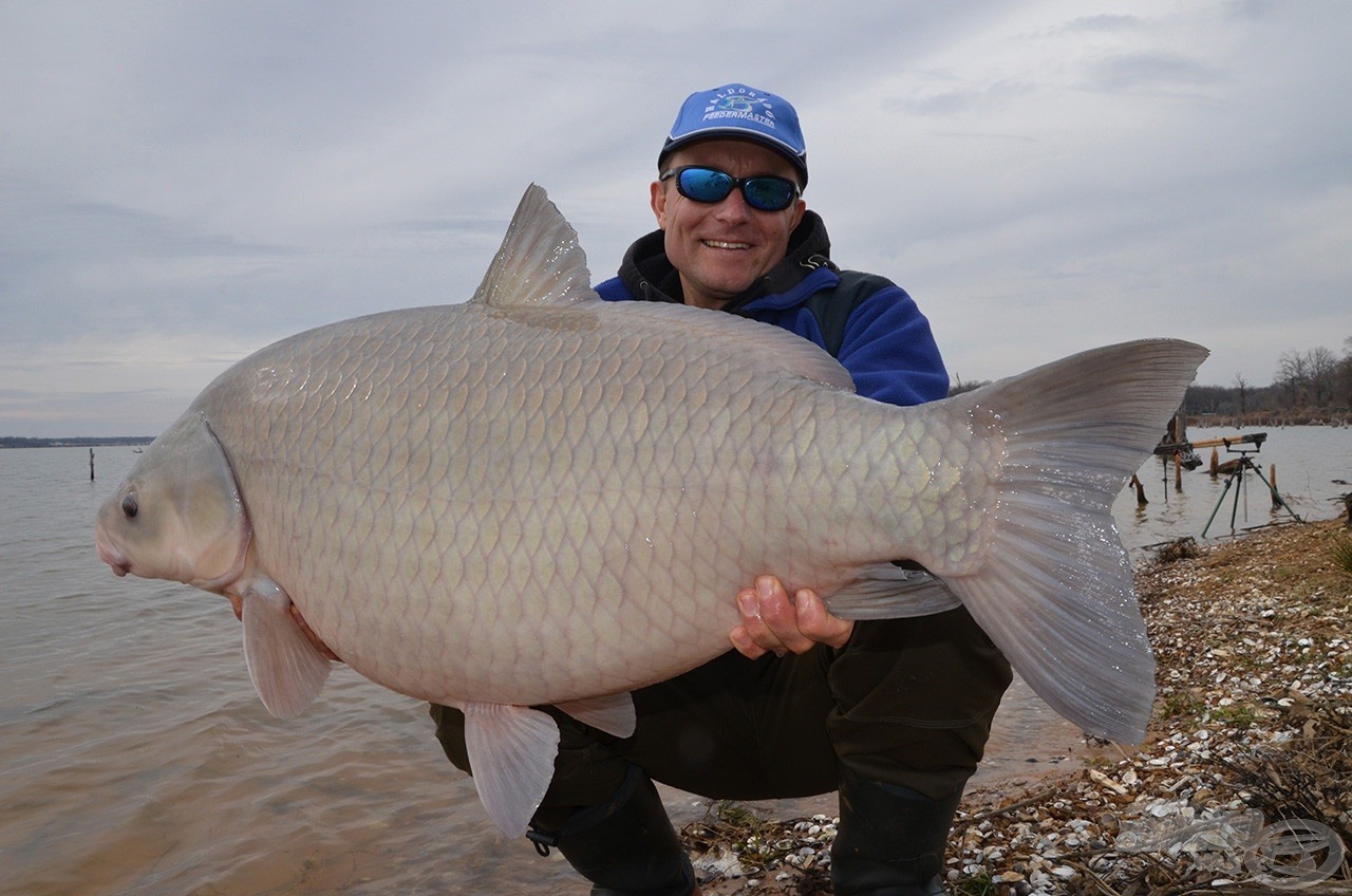 A jó felszerelés és a kitartás jutalma egy 20 kilót meghaladó súlyú Buffalo Carp az USA-ból!