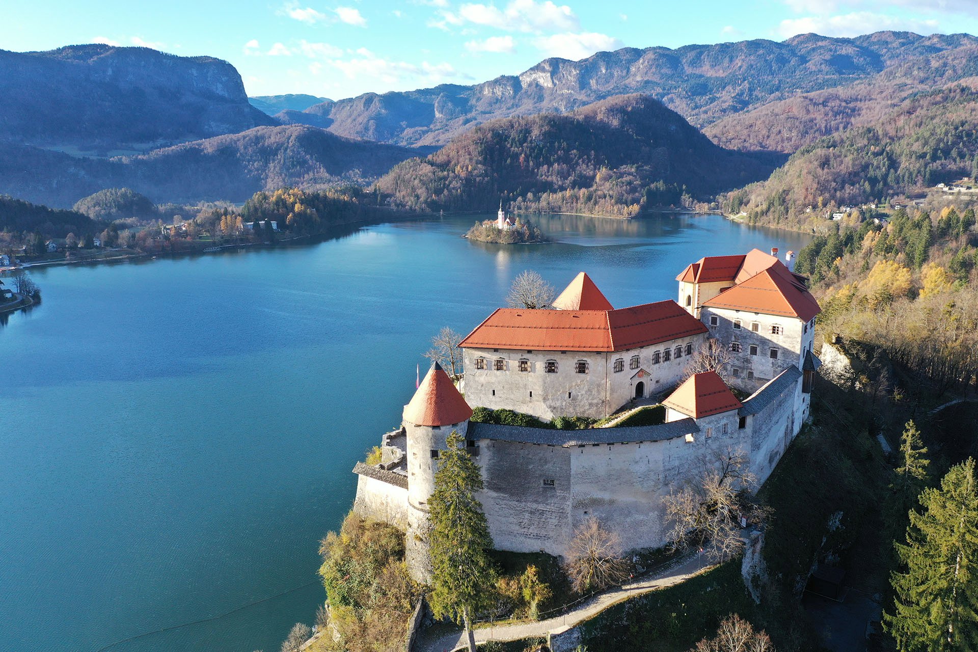 … illetve itt található a Bledi vár is