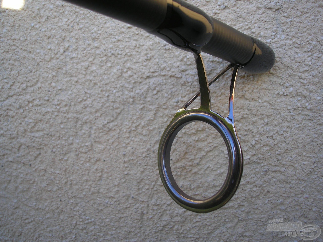 Tiszteletreméltó 39 mm-es belső átmérővel rendelkező keverőgyűrű, melyhez a boton található összes gyűrűt arányosan méretezték. Mondani sem kell, hogy ezeken a vastag monofil is szélsebesen „folyik” át