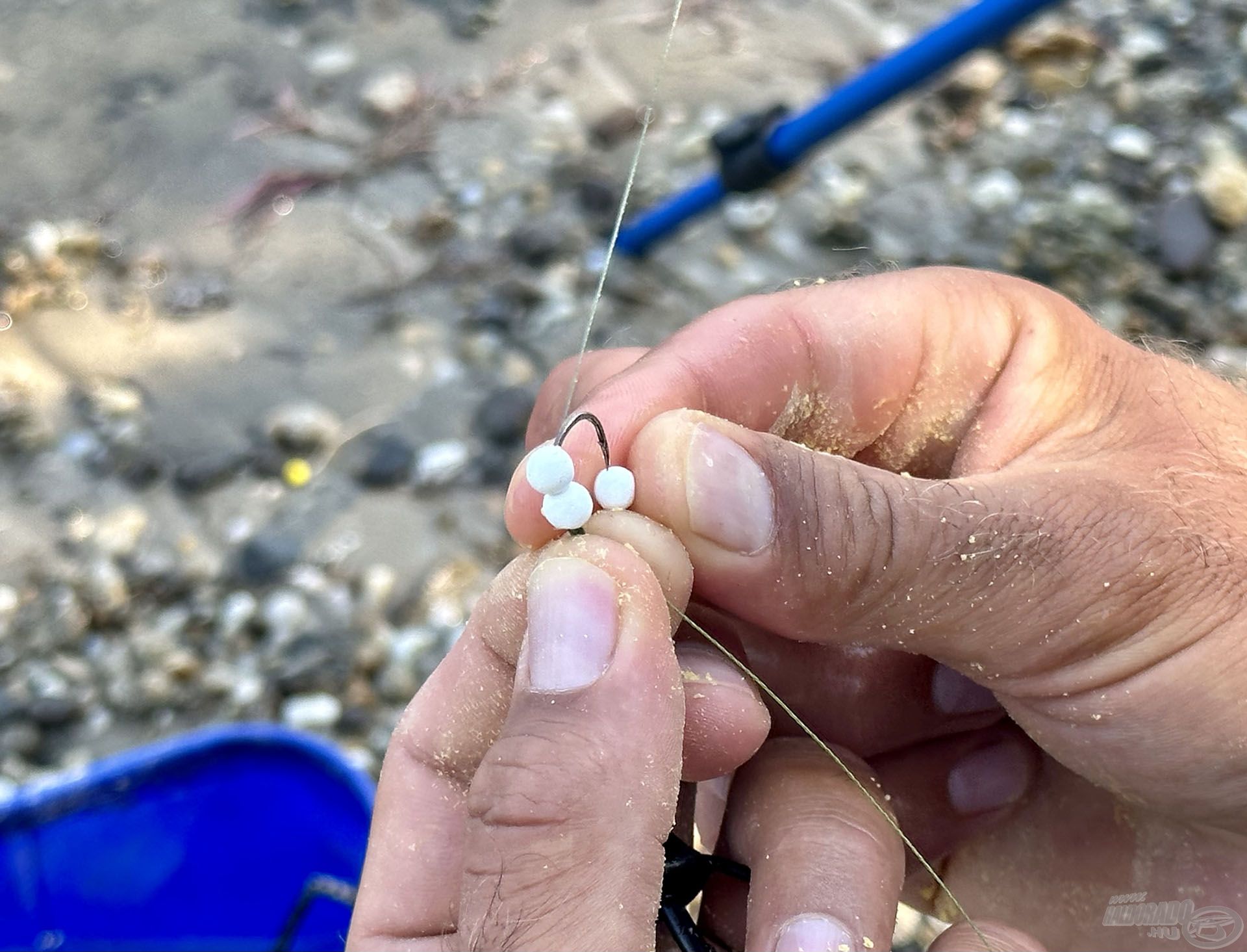 A horogra annyi és olyan méretű lebegő golyócskát kell feltűzni, amely megemeli a horgot és az előkét is, így tulajdonképpen a horogelőke merőlegesen áll a fenékhez képest