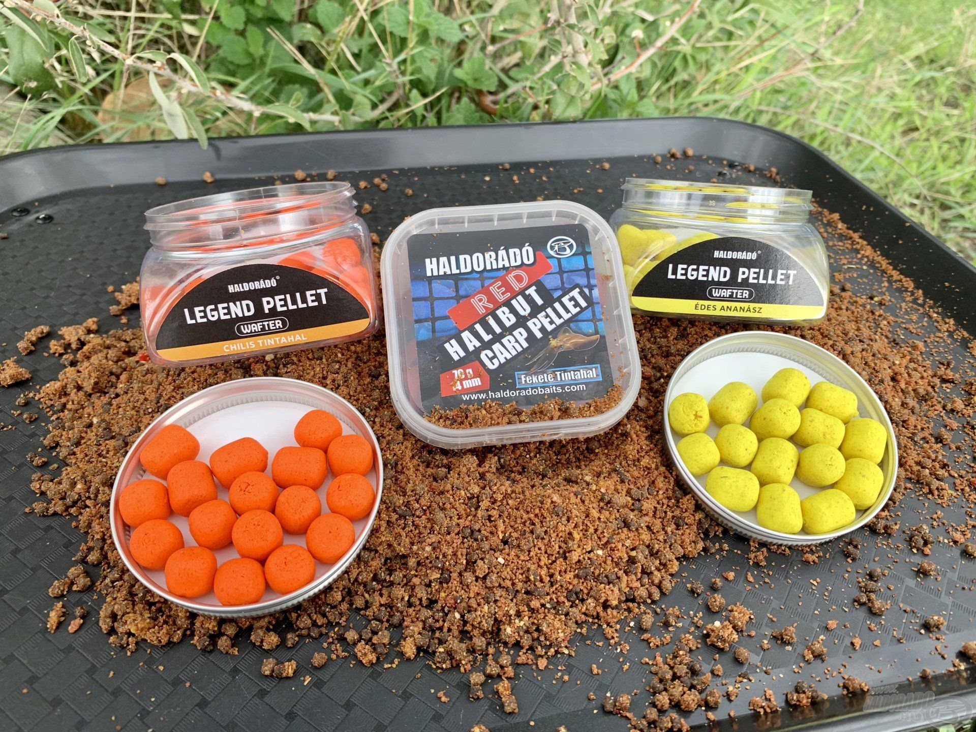 A Red Halibut Carp Pellet - Fekete Tintahal csali mellé egy szem 16 mm-es Legend Pellet Wafter került…