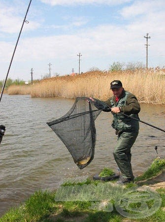 Öt perc sem múlott el, a szomszéd Karp csapat is halat szákolt