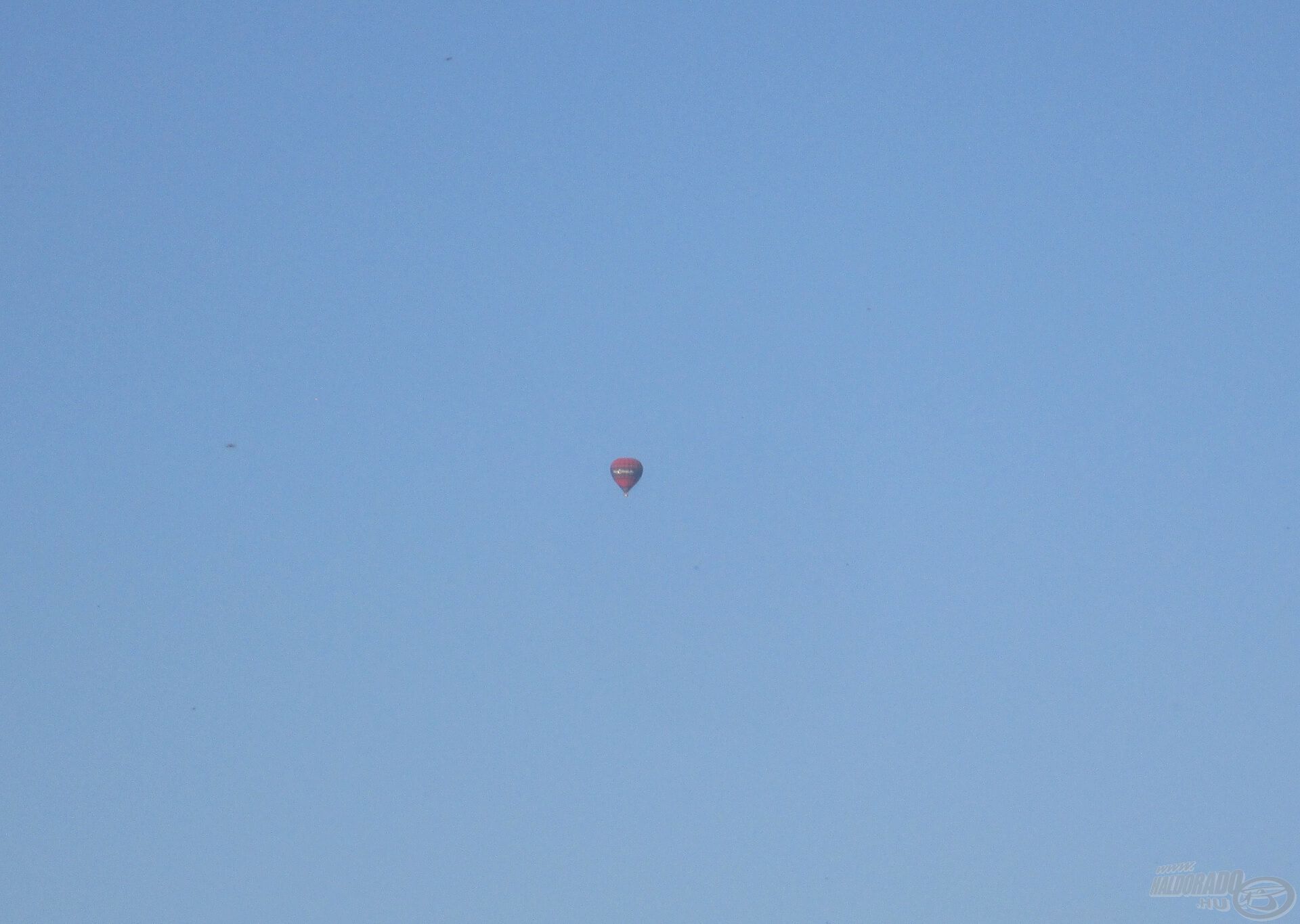 Vajon ez a hőlégballon milyen messze volt? Egy biztos, olyan felszerelést még nem találtak ki, amivel azt a távolságot meg lehetett volna dobni!