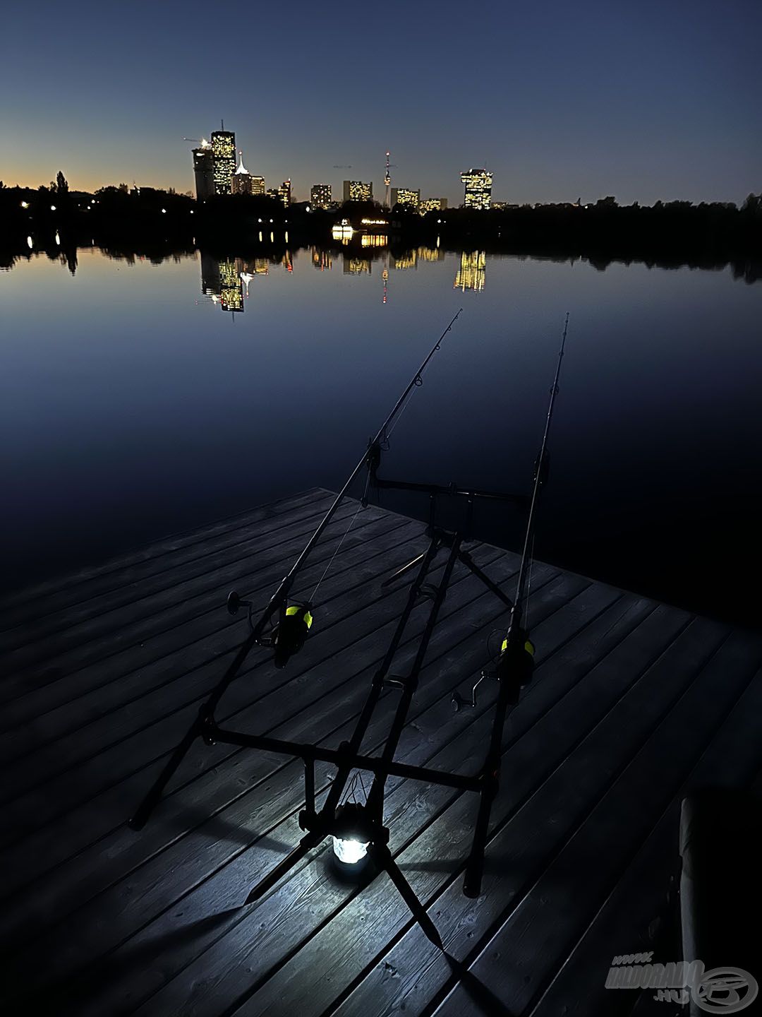A felhőkarcolók árnyékában különös hangulata van az éjszakai horgászatnak