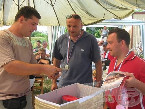 Željko Sirar, a Banat pontyfogó szakosztályának elnöke az aranyérmeseknek átadja a jutalmakat