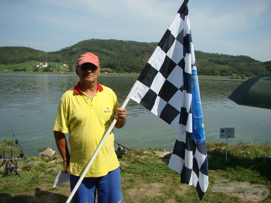 Tata Nituéké az EPBC első, az összetettben vezető csapatnak járó kockás zászlaja!