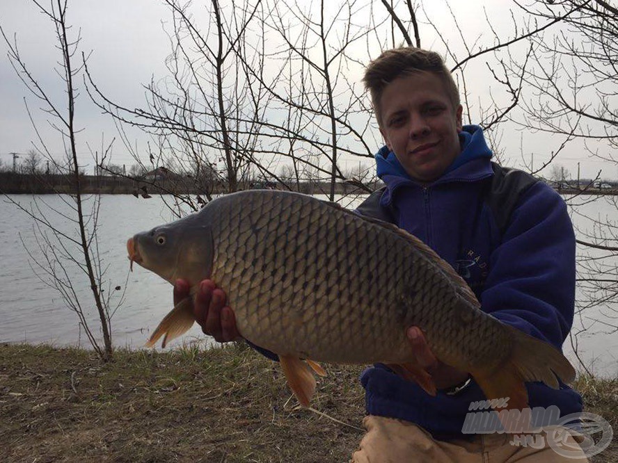 Egy 4 kg körüli ponttyal indult a napom, egy ismeretlen vízterületen halat fogni mindig nagy öröm számomra. Pláne ilyen hideg vízből!