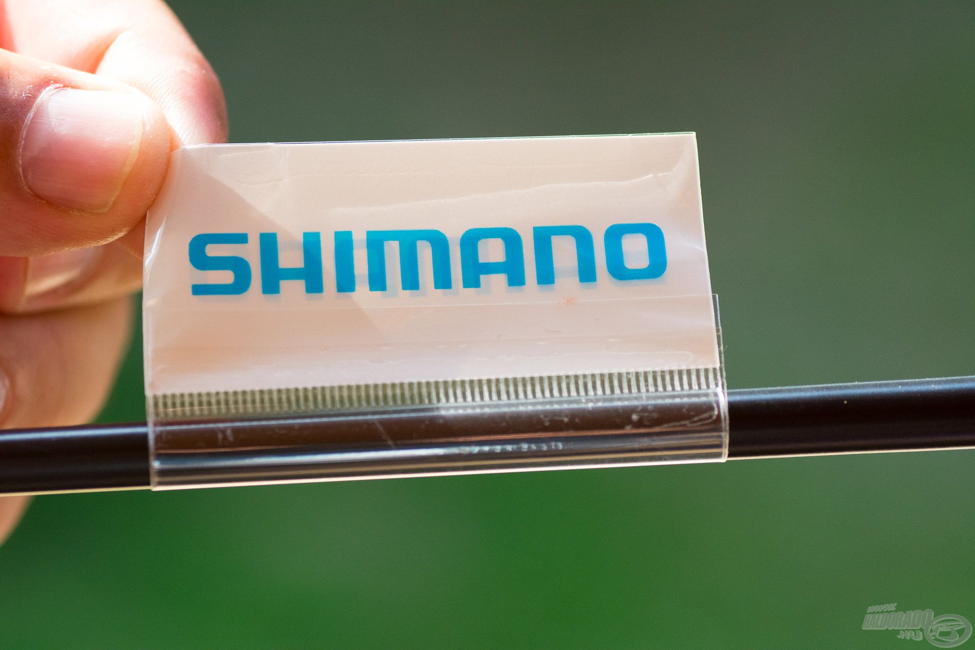 A Shimano nem csak az erőből vett vissza, a műanyag táblácskát is nylon címkére cserélte
