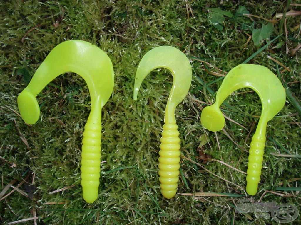 Spira Tail twisterek (10 és 8 cm) a szélen, hasonlításképp középen a 10,5 centis Mann’s Curly Tail