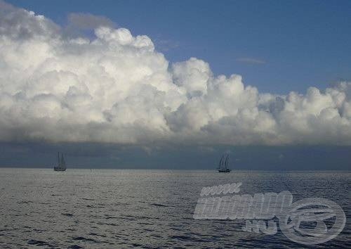 Vizes felvételeknél ügyeljünk arra, hogy a horizont valóban vízszintes legyen. Természetellenes hatást kelt, ha a víz „kifolyik” a képből