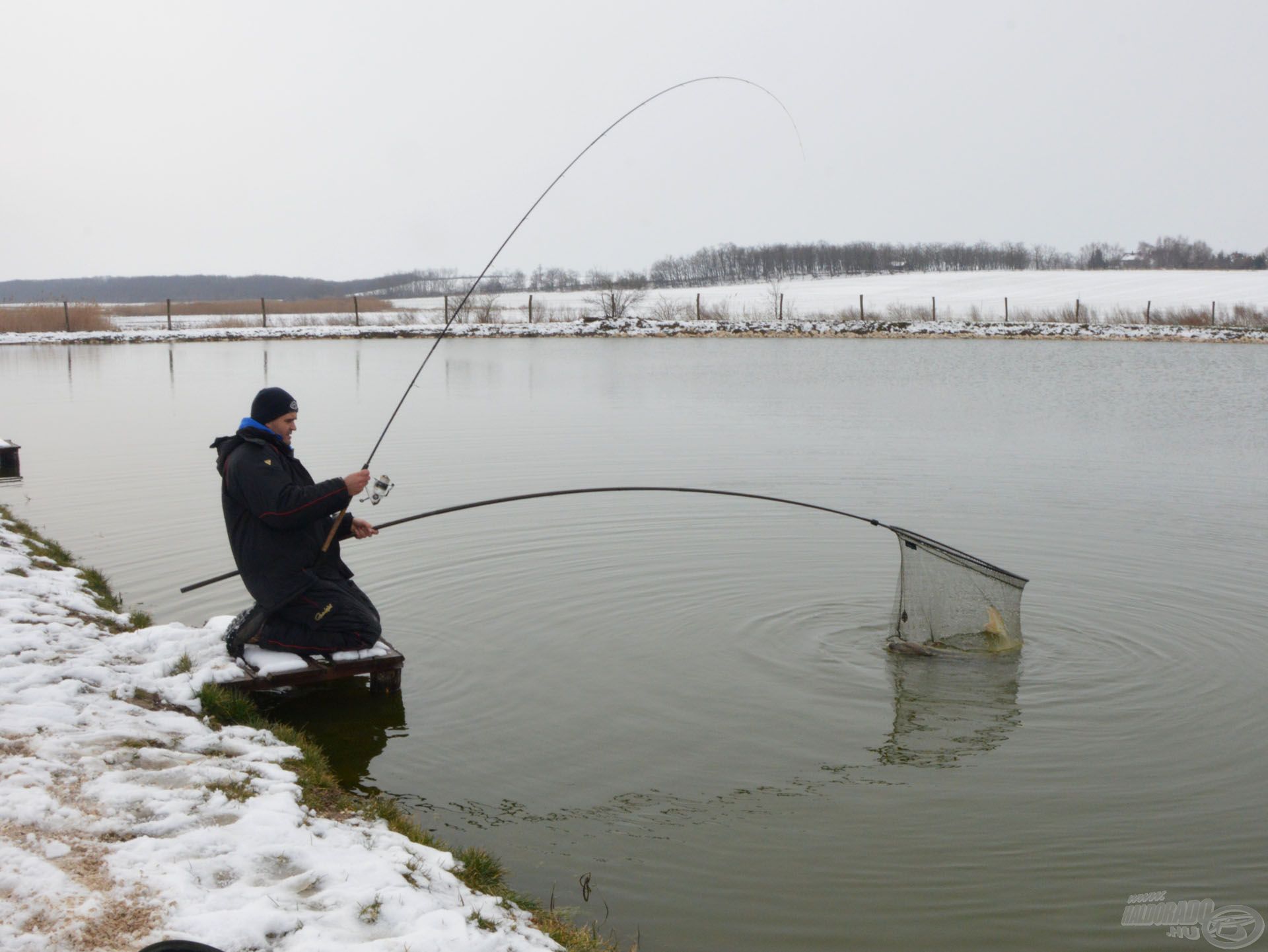 A By Döme TF Master Carp rakós merítő nyéllel és a Giant merítő fejjel akár egyedül is biztonságosan meg lehet meríteni a nagy halakat