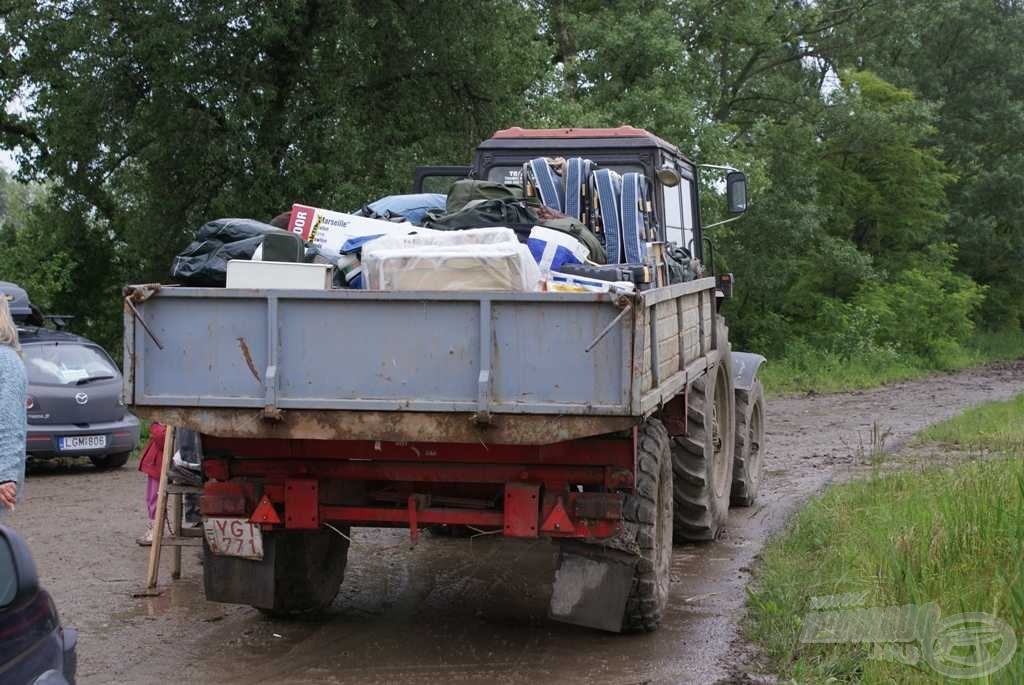 A másodikon kötelező volt a behordás. Mármint a felszerelésé, traktorral a sárban a vízpartig…