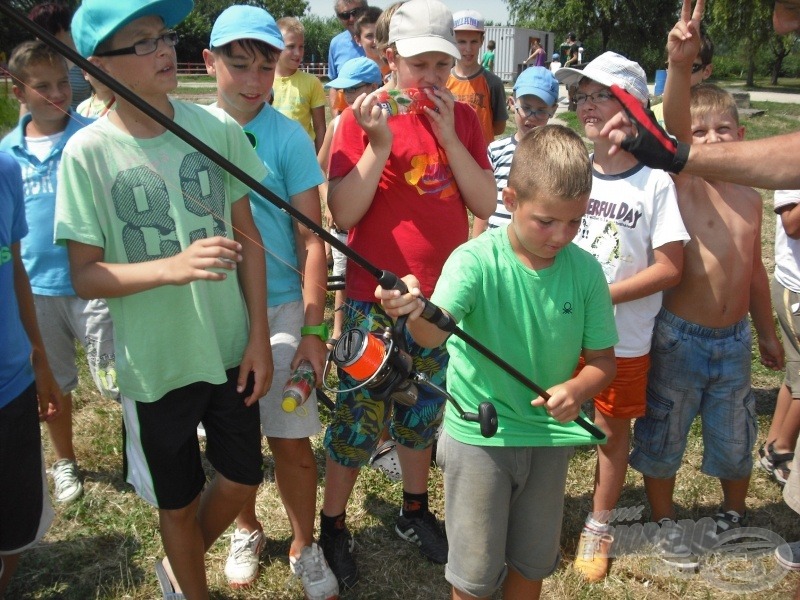 A gyerekek izgatottan vizsgálták a bojlis horgászfelszerelésemet…