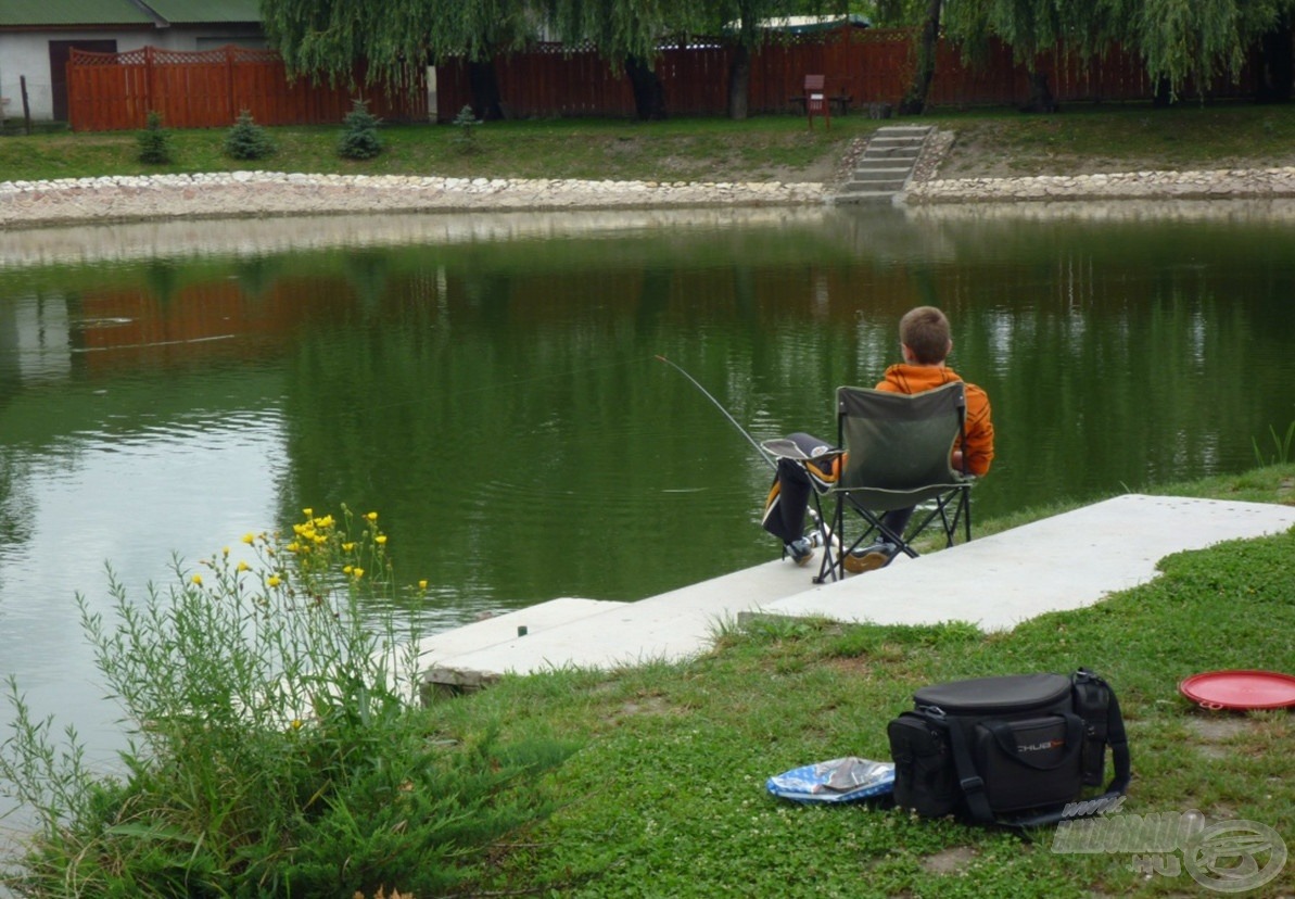 Kapásra várva… a háttérben a tó