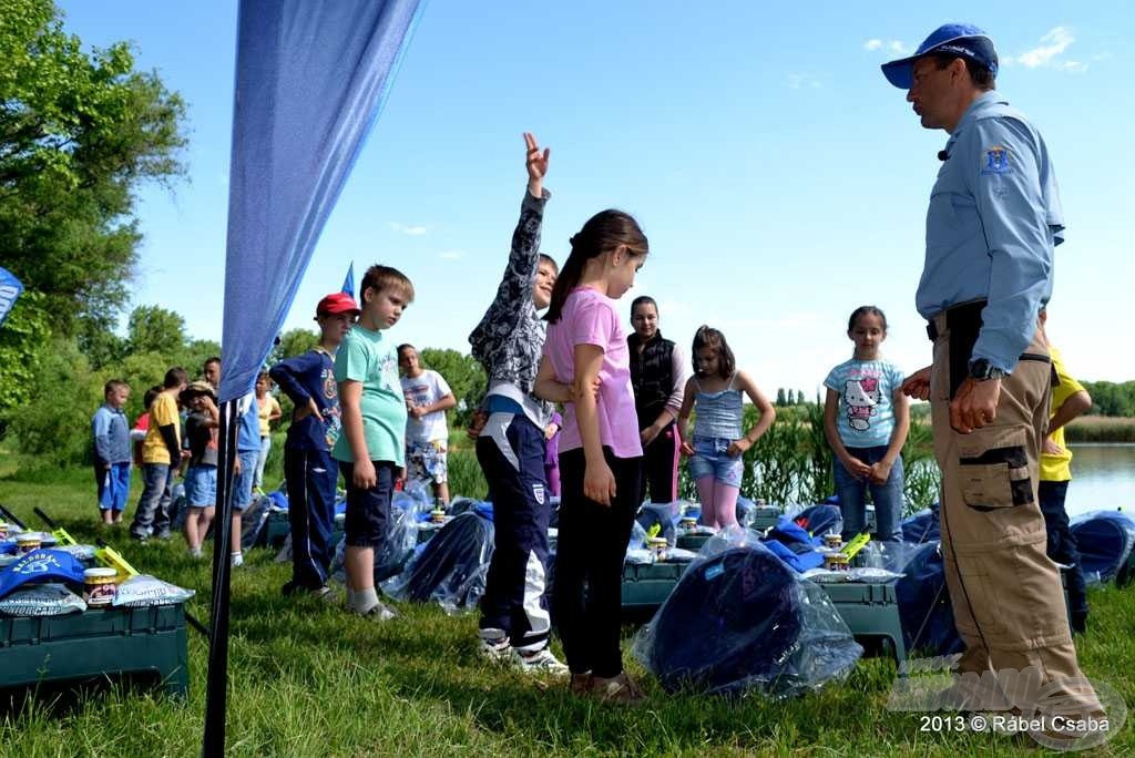 A gyors megnyitó után birtokba vehették a gyerekek a horgászeszközöket