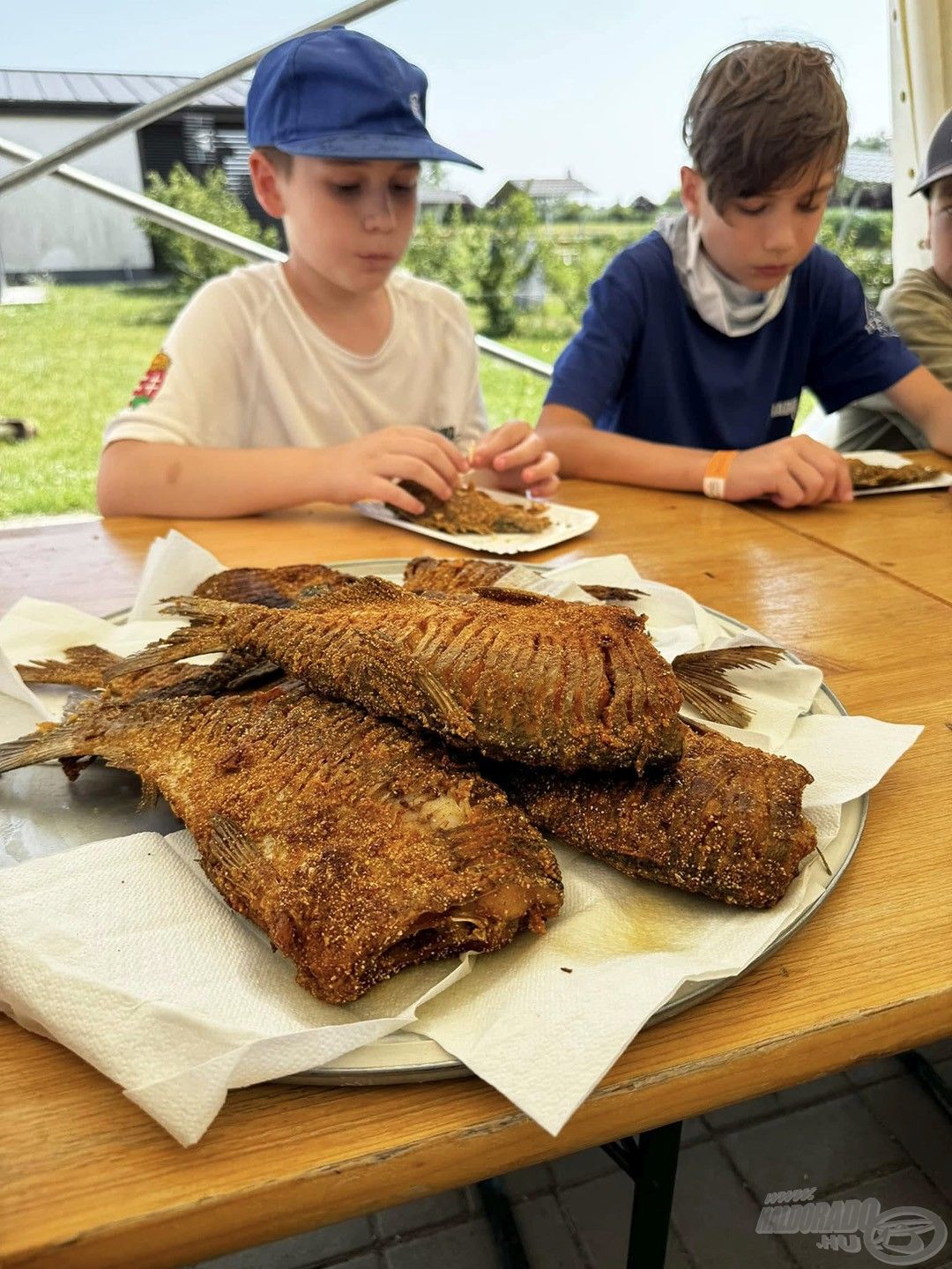 A „kishalak” fogása után megismertetjük a gyermekeket a halsütés gasztró szépségeivel is