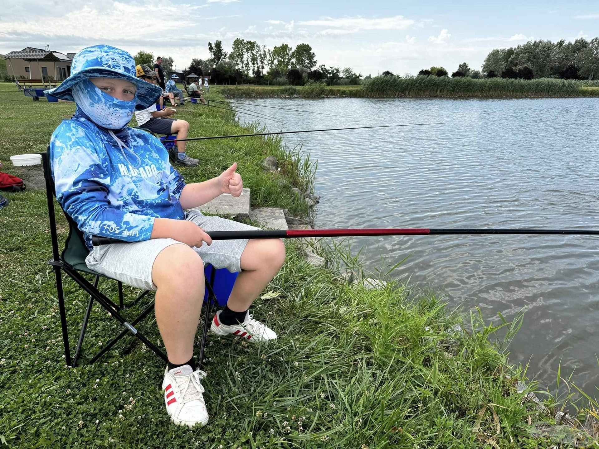 A táborban az egyszerű finomszerelékes horgászat mellett…