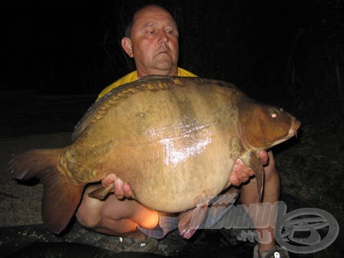 Róbert Dezső kizárólag bányatavakon horgászik. A fűszeres (kolbászos) jellegű Tasty Baits bojlinak köszönheti ezt a gyönyörű, 12kg-os pocakost