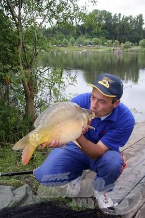 Gyönyörű pontyok élnek a palicsi tőzegtavon, élmény a horgászat rájuk