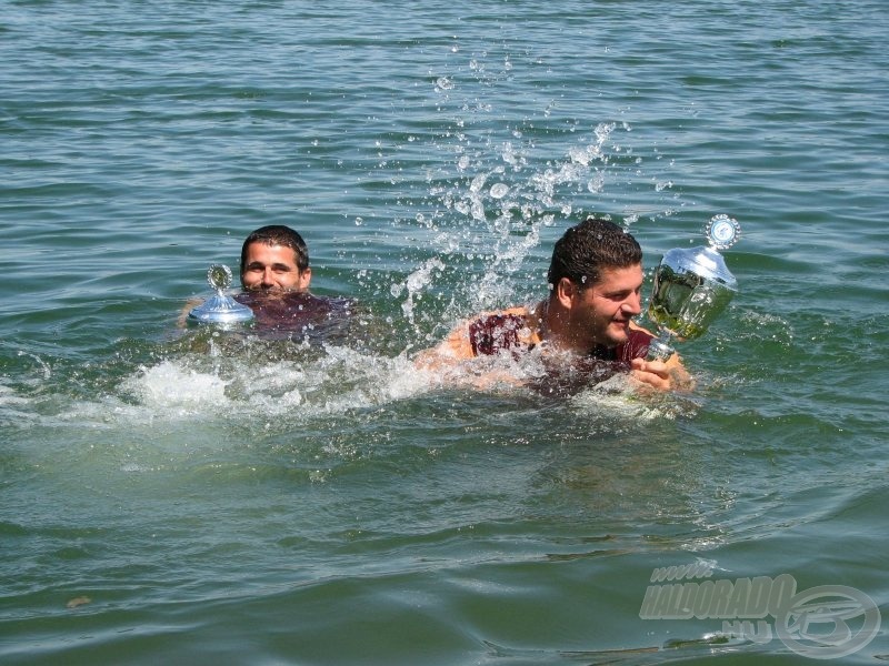Ezen a vasárnapon a tó történelmében először esett meg, hogy a pontyok mellett pontyfogó bajnokok is lubickoltak a vízben...