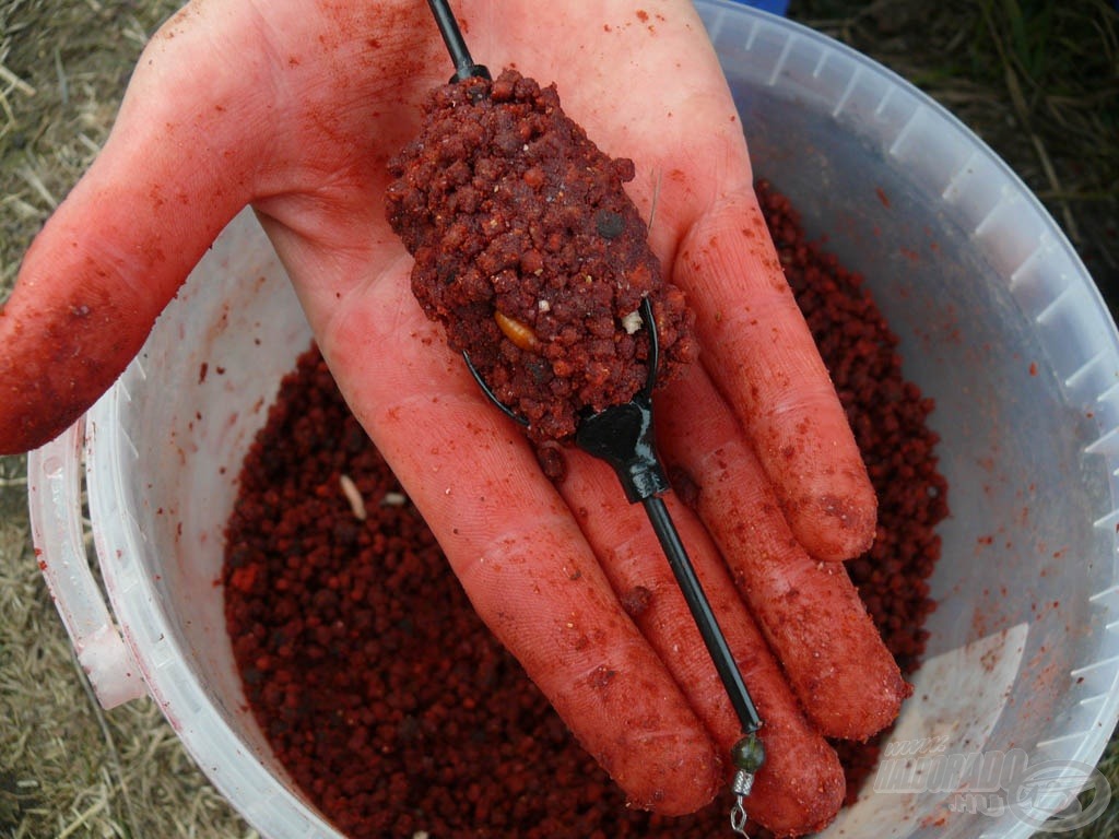 A Pellet Feeder kosárral könnyedén a kívánt helyre juttatható