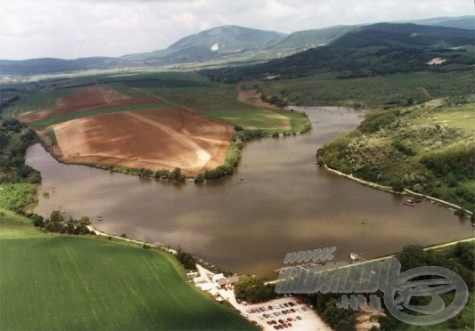 Íme, a csodálatos tó madártávlatból (forrás: www.haziret.hu)]