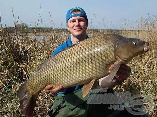 Szintén korrekt munka! Stílus kérdése, hogy belemosolygunk a kép szemlélőjének arcába, vagy a halat csodáljuk! (fent)