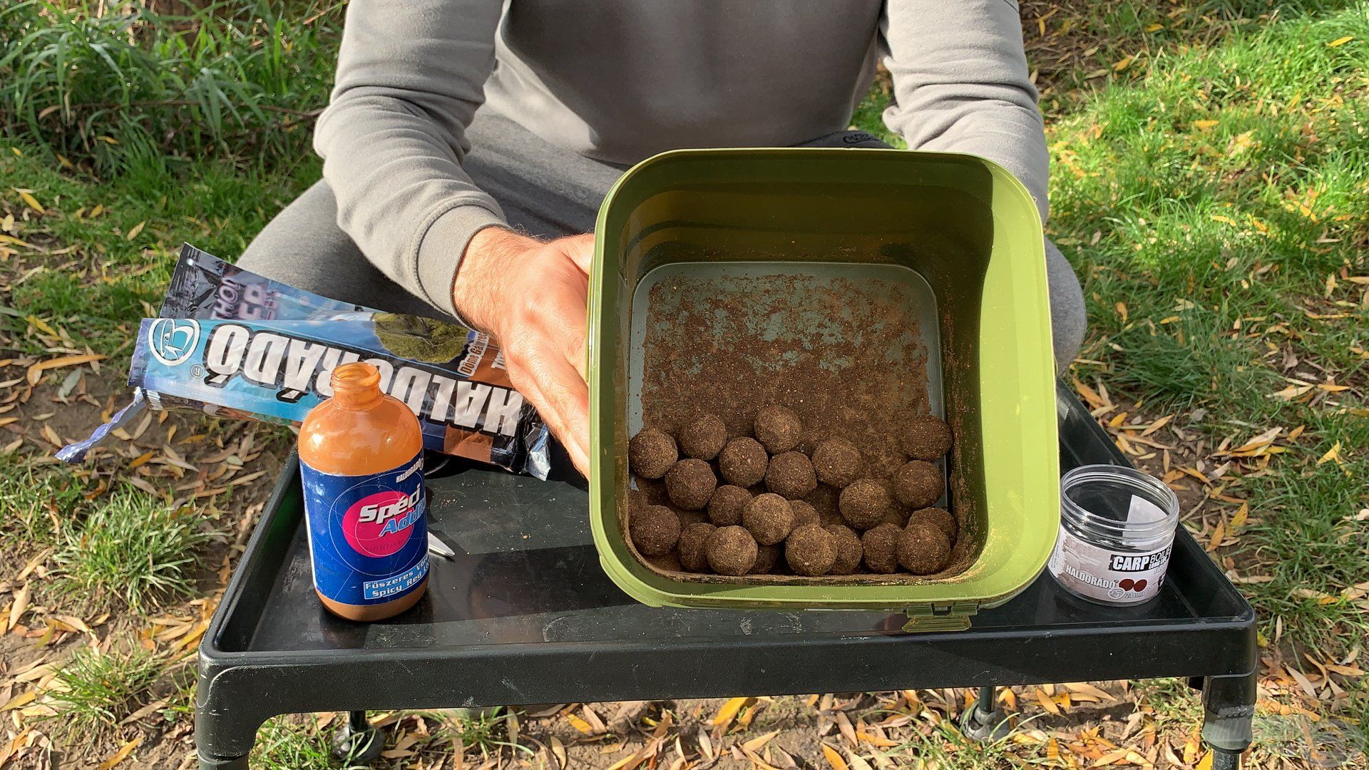 Ha ezt az állagot sikerül elérni, akkor dolgoztunk jól. A fent bemutatott lépéseket addig kell ismételnünk, amíg kellő vastagságú bevonatot nem kapunk, mely jelen esetben 5-6 milliméter