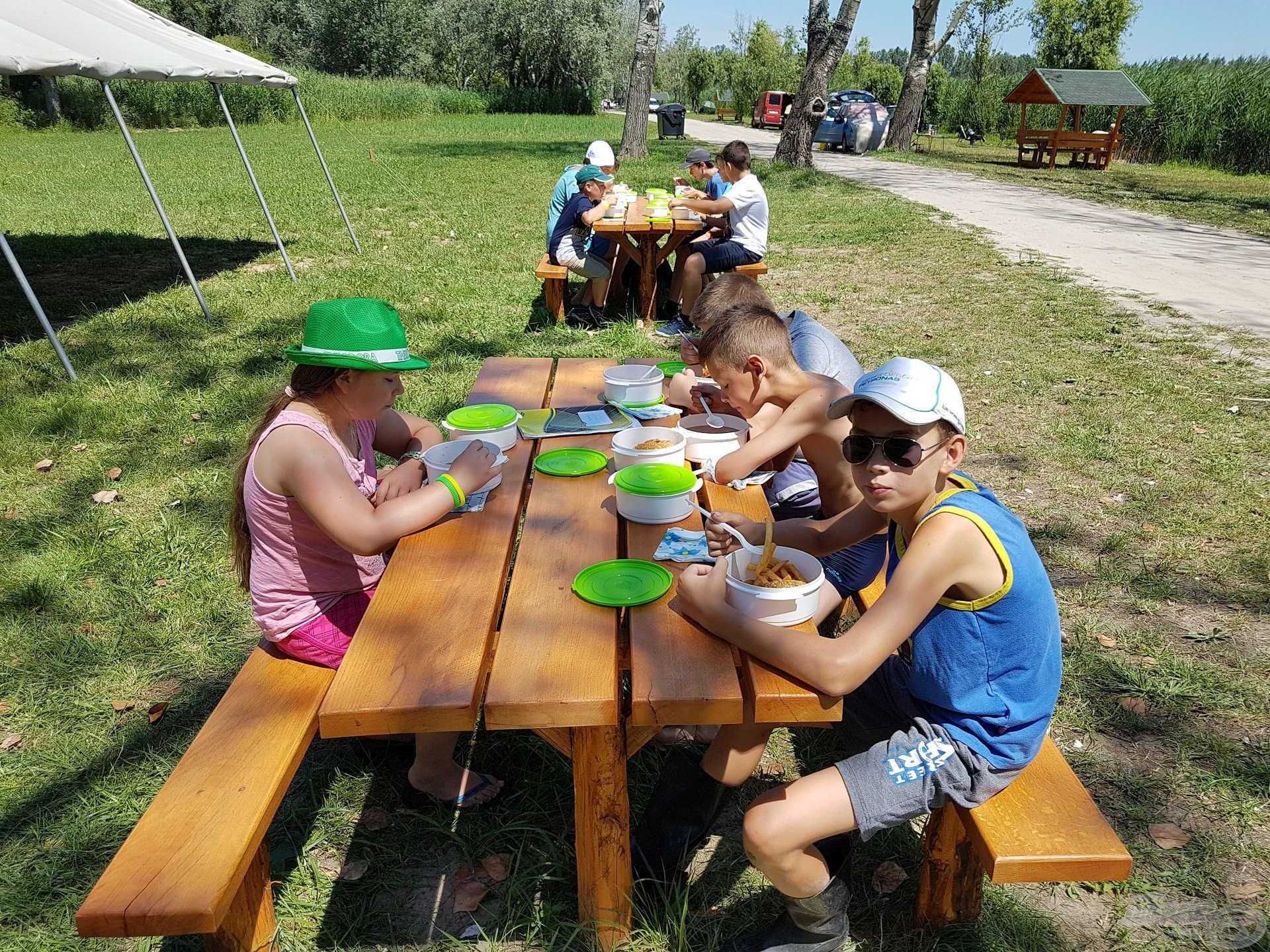 A horgásztábor a gyermekek megfelelő élelmezéséről is gondoskodott kétfogásos főtt étel formájában