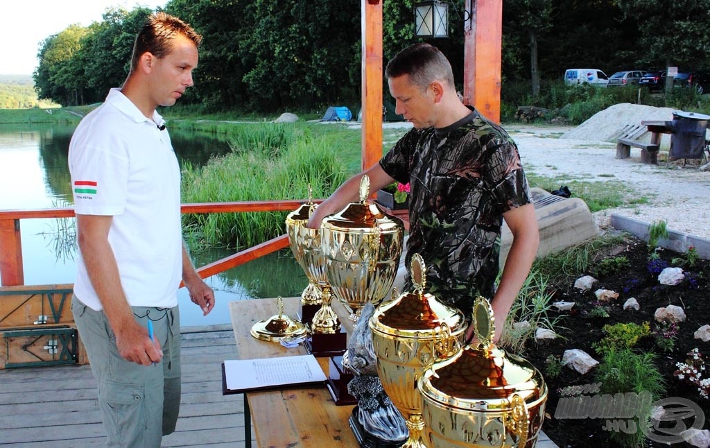 Akár bele is lehetett nézni a sorsoló kupába, hiszen valamennyi sorszám egy záró szalaggal volt leragasztva