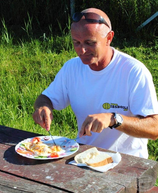 No stressz, fitnesz! :) Volt, aki nem kapkodott, volt idő a parti villásreggelire is, melyet a Harsona étterem dolgozói szállítottak házhoz… pontosabban horgászhoz. Hiába verseny, attól még nem kell infarktust kapni!